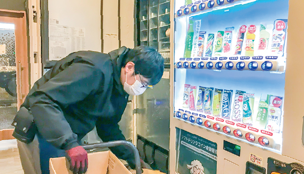 自販機に補充しているイメージ