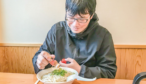 ラーメンを食べているイメージ